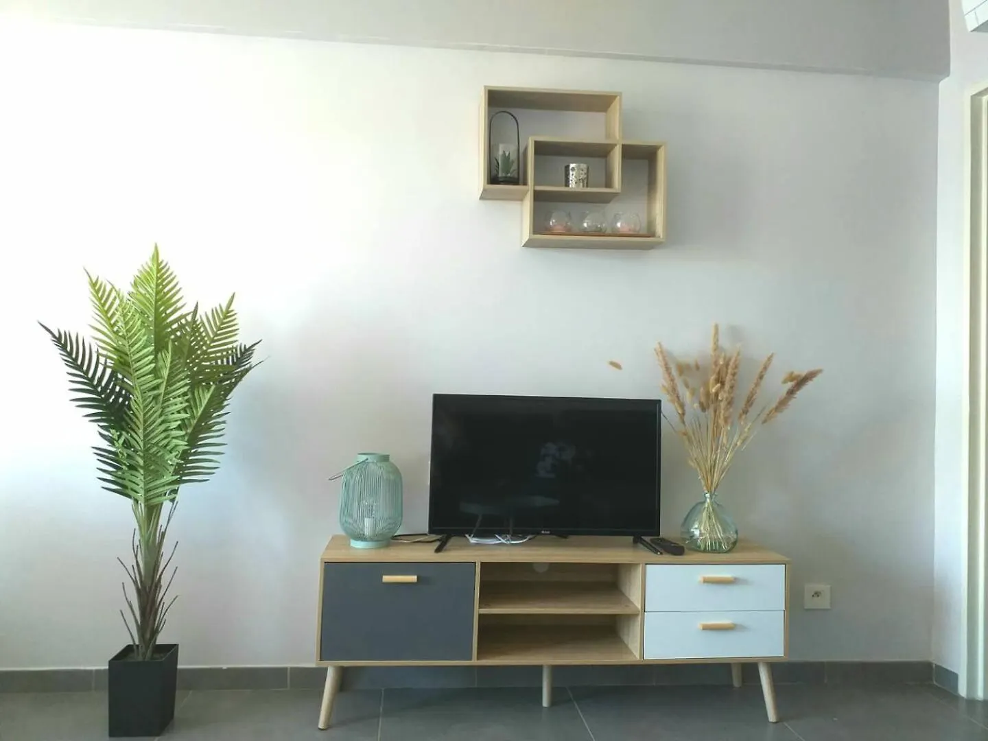 Apartment T2 Calme, Stationnement Gratuit, Autoroute A Proximite, Plage A 10Km Marseille